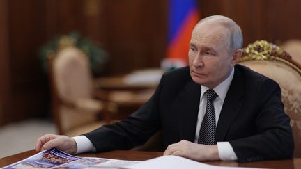 Pénurie d’essence, frappes ukrainiennes sur Moscou, mécontentement de la population… Vladimir Poutine est-il en difficulté en Russie ?