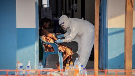 Un essai clinique portant sur deux traitements contre Ebola a commencé jeudi en RDC, annonce l’Organisation mondiale de la santé