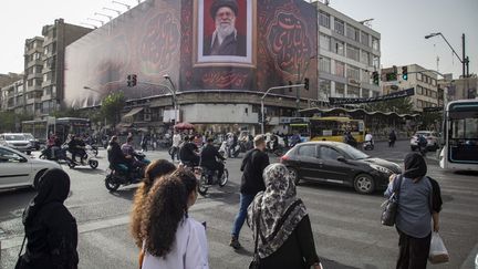 Funérailles d’Ali Khamenei en Iran : derrière la démonstration de force du régime, un discret assouplissement sur le port du voile