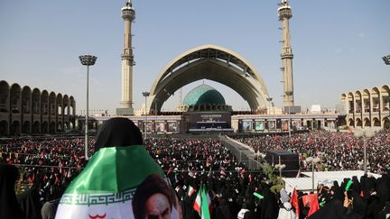 Funérailles d’Ali Khamenei : les Iraniens affluent à Téhéran pour rendre hommage au guide suprême tué dans la guerre au Moyen-Orient