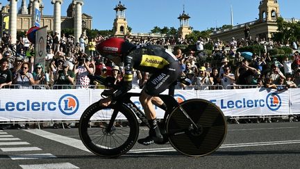 Jonas Vingegaard premier maillot jaune du Tour de France 2026, après la victoire de Visma-Lease a Bike sur le contre-la-montre par équipes à Barcelone