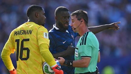 Le match France-Paraguay était une « catastrophe arbitrale », fustige l’ancien arbitre Tony Chapron