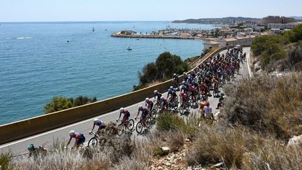 Tour de France 2026 : la formation de Tadej Pogacar réduit l&rsquo;écart avec l&rsquo;échappée, encore 60 km à parcourir… Suivez la deuxième étape entre Tarragone et Barcelone