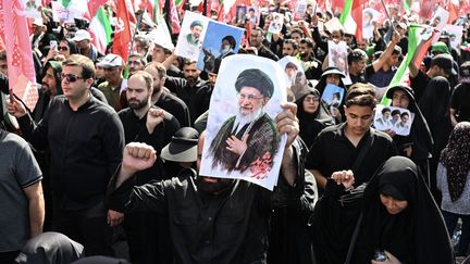 « Cette procession va briser le record du monde d’affluence » : à Téhéran, des millions de fidèles du régime défilent pour rendre hommage à Khamenei