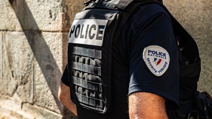 « Un permis de tuer pour les policiers » : pourquoi le projet de loi sur l&rsquo;usage des armes à feu par les forces de l&rsquo;ordre suscite un tollé bien au-delà de la gauche