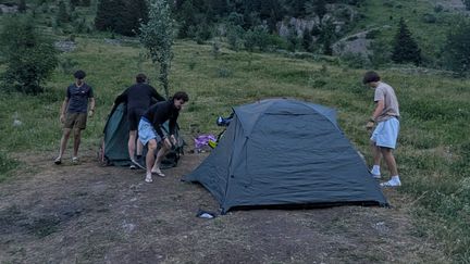 « On peut avoir jusqu’à 120 tentes » : devant le succès du bivouac, le parc national des Ecrins impose des règles de bonne conduite