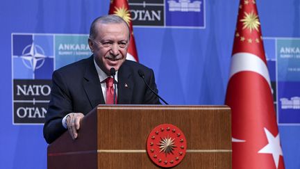 Le président turc Recep Tayyip Erdogan a offert un pistolet aux dirigeants présents au sommet de l&rsquo;Otan