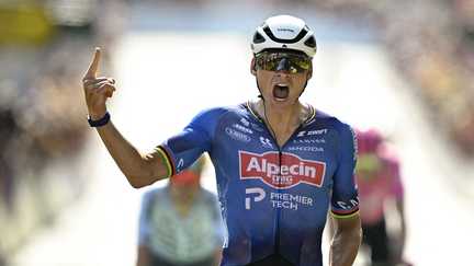 Mathieu van der Poel remporte en échappée une 9e étape nerveuse sur le Tour de France, Tadej Pogacar toujours en jaune