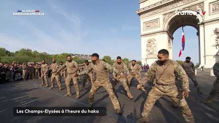 Les ultramarins du 11e régiment d&rsquo;infanterie de marine font un haka devant l&rsquo;Arc de triomphe avant le défilé du 14-Juillet