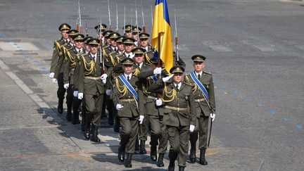 Des militaires ukrainiens marchent à Paris pour le défilé du 14-Juillet aux côtés de la « Coalition des volontaires »