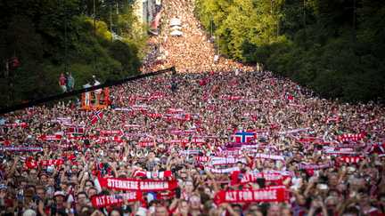 « Viking Row », raton-laveur empaillé et liesse populaire : le retour au pays triomphal de l’équipe de Norvège après son épopée en Coupe du monde