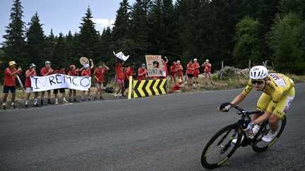 Tadej Pogacar assomme un peu plus le Tour de France après sa victoire en solitaire sur la 10e étape, Paul Seixas troisième
