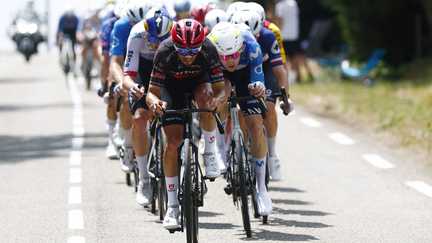 Tour de France 2026 : Une échappée géante de 37 coureurs s’est constituée avec Kevin Vauquelin et Romain Grégoire. Suivez la 13e étape entre Dole et Belfort