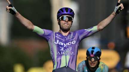 Le Suisse Mauro Schmid remporte la 13e étape, la plus longue du Tour de France 2026, au terme d&rsquo;une journée animée