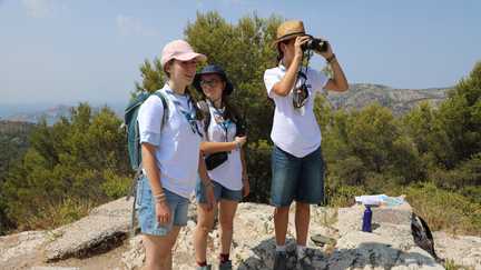 « Il y a de la fumée là-bas ! » : à Marseille, des scouts sillonnent les Calanques pour traquer les incendies