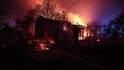 « Tout est recouvert d’un centimètre de suie » : après le passage de l’incendie dans le Var, les habitants constatent les dégâts à Cotignac