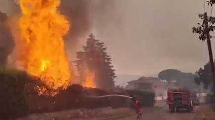 « C&rsquo;est une catastrophe » : Un total de 40 000 personnes évacuées ou confinées dans la région de Madrid, où sévit le « pire incendie de l&rsquo;histoire » de la zone