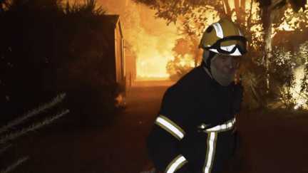 « Il n&rsquo;y a pas de nuit, on ne dort pas » : aux côtés des pompiers qui combattent le feu en Gironde