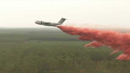 L&rsquo;avion militaire A400M a réalisé son premier largage contre le feu en Gironde