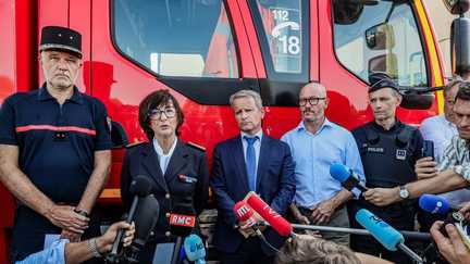 La préfète de Gironde « incite les touristes à ne pas venir », alors que « le feu poursuit sa progression »