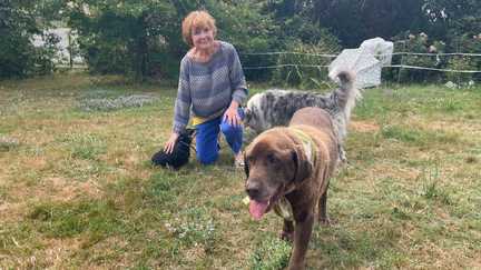 « Je crois que je peux rester encore un peu » : malgré l&rsquo;incendie en Gironde, Caroline, 74 ans, refuse de quitter sa maison avec sa fille et ses animaux
