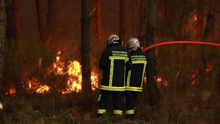 Incendies en Gironde : 84 sapeurs-pompiers blessés par le feu, resté « globalement stable » au cours de la nuit