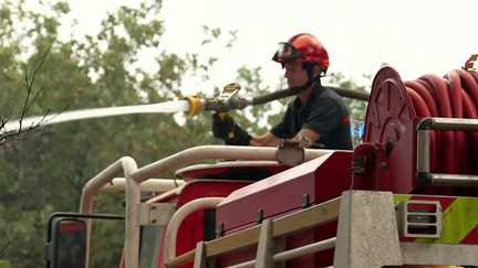 « Il ne vaut mieux pas que le vent se relève » : les pompiers profitent d&rsquo;une courte accalmie en Gironde pour « matraquer » l&rsquo;incendie avant la canicule