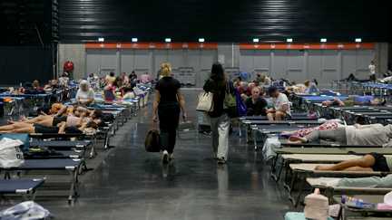 « Les nuits sont difficiles » : au Parc des expositions de Bordeaux, la fatigue et l&rsquo;angoisse gagnent les évacués des incendies
