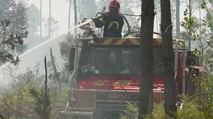 Sur le front de l&rsquo;incendie en Gironde, les pompiers craignent le retour de la chaleur, la sécheresse et le vent, « les ingrédients qui permettent le développement des feux »