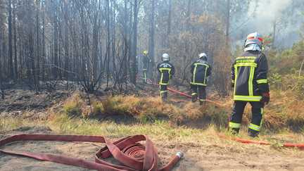 « C&rsquo;est un jeu de cache-cache » : en Gironde, bénévoles et pompiers traquent sans relâche les reprises de feu