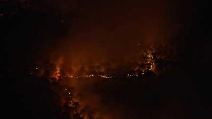 A bord du puissant hélicoptère Caracal » de l’armée de l’air, qui lutte de nuit pour évaluer la progression des flammes en Gironde