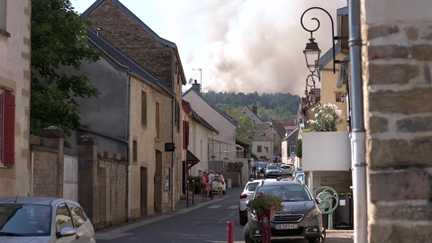 Le feu à Couchey est contenu mais pas encore fixé, 200 pompiers mobilisés ce jeudi : « La nuit a été harassante »