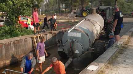 « Ça nous fait gagner énormément de temps » : en Gironde, une mobilisation exceptionnelle de volontaires pour ravitailler les camions de pompiers en eau