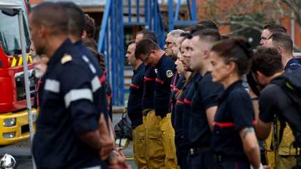 Incendie en Gironde : les pompiers observent une minute de silence en hommage aux deux soldats du feu tués à Mérignac