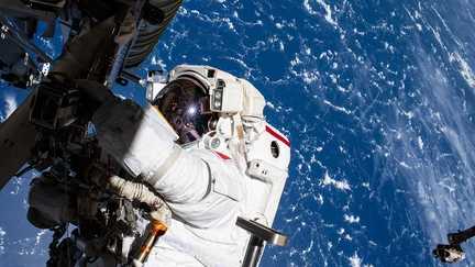 « On a failli être satellisés pour l’éternité » : imprévus dangereux, émerveillement céleste et épreuve physique… Des astronautes racontent les coulisses des sorties spatiales