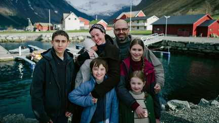 Dans « Fjord », Palme d&rsquo;Or 2026, Cristian Mungiu dénonce les dangers de la polarisation à travers l&rsquo;histoire d&rsquo;une famille roumaine chrétienne intégriste exilée en Norvège
