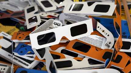 Vous ne voulez pas louper l&rsquo;éclipse solaire du 12 août ? On répond à sept questions pas si bêtes sur les lunettes de protection