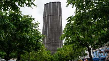 « Une erreur du passé » : l’histoire houleuse de la tour Montparnasse, dont l’infernale rénovation à 800 millions d’euros reste incertaine