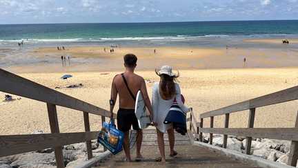 « Vous êtes sûrs, ça ne craint pas de venir ? » : à Lacanau, la saison touristique reprend après l&rsquo;incendie qui a ravagé la Gironde