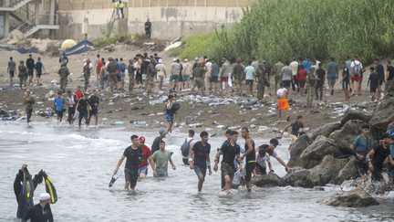 Décision de justice mal interprétée, rumeurs, tensions diplomatiques… Comment expliquer l’afflux de migrants marocains dans l’enclave espagnole de Ceuta ?