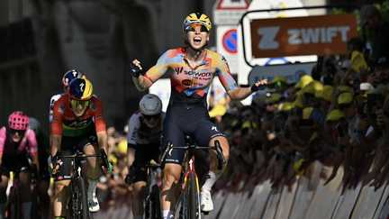 La Néerlandaise Lorena Wiebes s&rsquo;impose à Lausanne et endosse le premier maillot jaune du Tour de France femmes