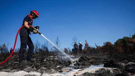 « On peut crever » : au pied des dunes de Lège-Cap-Ferret, les pompiers livrent encore une bataille difficile contre le feu, compliquée par les difficultés d&rsquo;accès