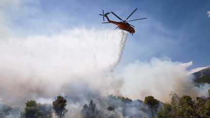 Deux hélicoptères qui intervenaient contre un incendie en Grèce sont entrés en collision