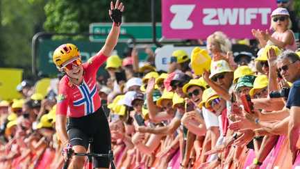 Partie seule à 88 kilomètres de l&rsquo;arrivée, Sigrid Haugset remporte héroïquement la 3e étape du Tour de France femmes et prend le maillot jaune