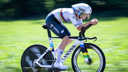 Marlen Reusser remporte le contre-la-montre de la 4e étape du Tour de France femmes et prend le maillot jaune, douche froide pour Pauline Ferrand-Prévôt