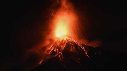 Coulée de lave, colonne de gaz et nuages de cendres : au Guatemala, l’éruption du volcan de Fuego ravive la peur des habitants