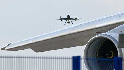 Un scénario « d&rsquo;attaque hybride », la Russie pointée du doigt… Ce que l&rsquo;on sait de la découverte d&rsquo;un drone équipé d&rsquo;un « engin explosif » à l&rsquo;aéroport de Leipzig, en Allemagne