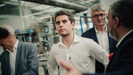 « Quotas limitatifs » pour l’immigration, présence dans les médias de la sphère Bolloré… Gabriel Attal profite-t-il de l’été pour ancrer sa campagne présidentielle à droite ?