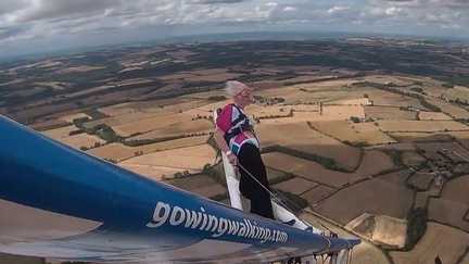 « Je ne vois plus très bien et ça me frustre un peu » : à 97 ans, Betty Bromage bat son propre record de voltige, debout sur les ailes d’un avion