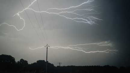 Huit départements du Sud-Ouest placés en vigilance orange aux orages dimanche, treize autres en alerte orange « canicule »